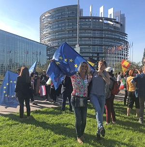 Les auteurs devant le Parlement européen le 11 septembre 2018. Photo SGDL